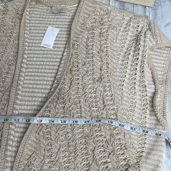 𝅺nwt Loft textured open front sleeveless cardigan.  Fringe. Tan & white. Medium - Picture 7 of 9